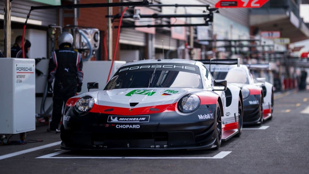 Porsche 911 RSR in the pit lane